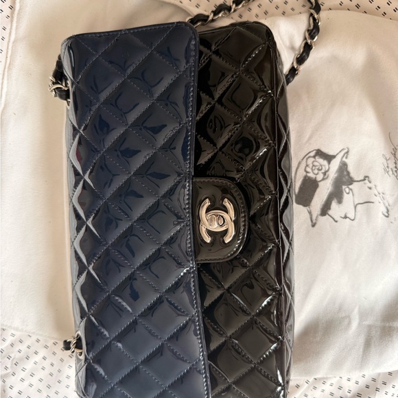 Chanel Classic Flap Bag - Picture 3 of 11